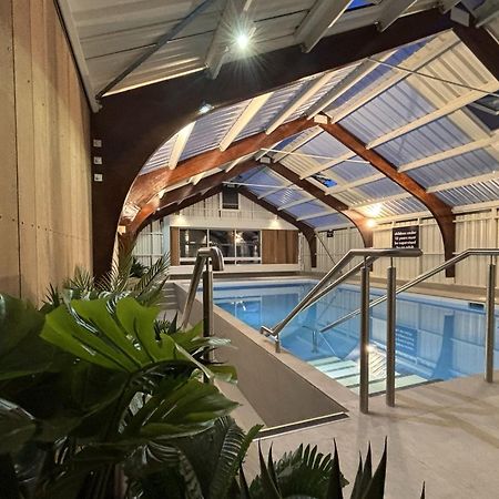 Tasman Holiday Parks - Christchurch Esterno foto The swimming pool at the new school