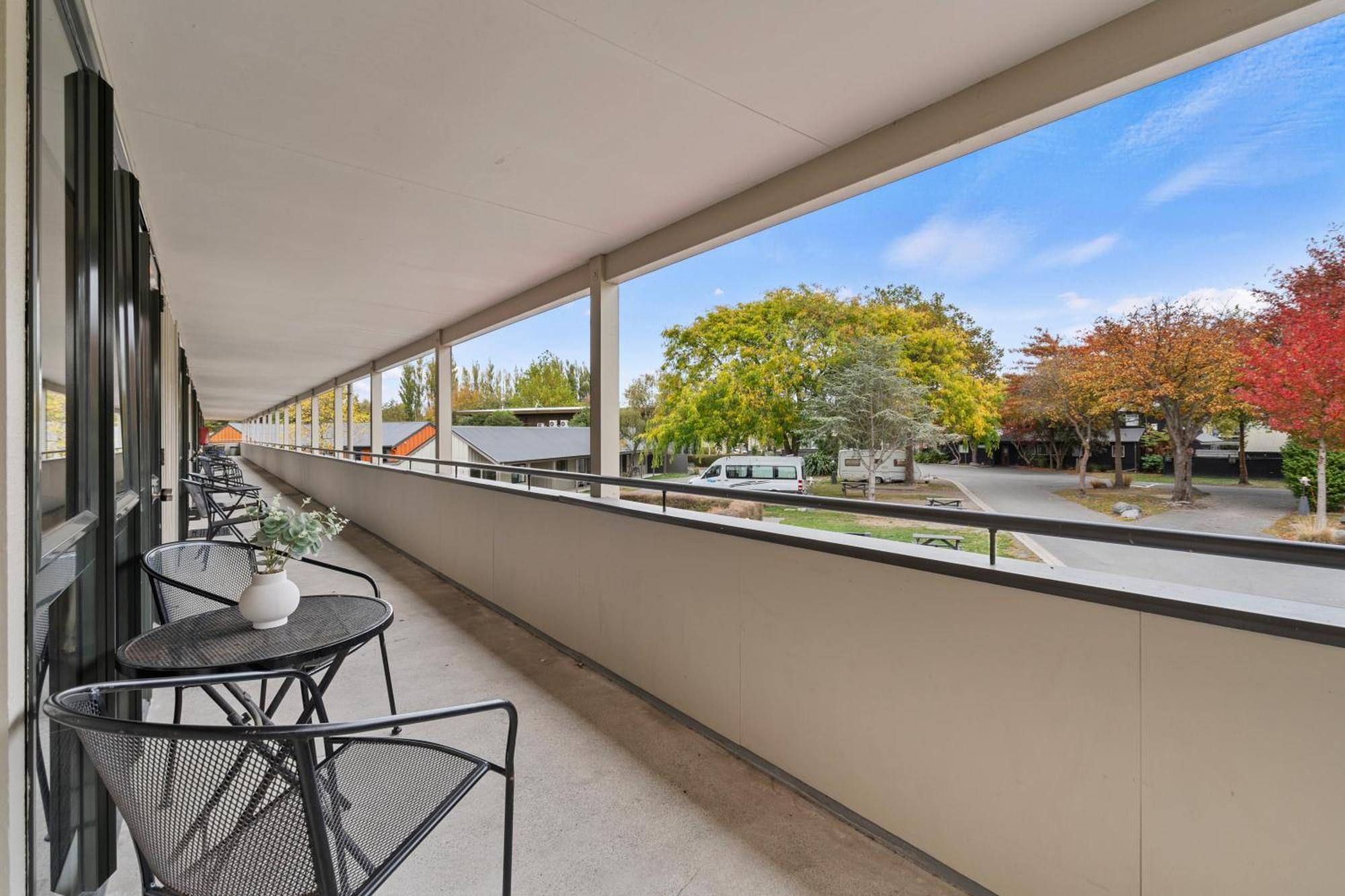 Tasman Holiday Parks - Christchurch Esterno foto A balcony at the apartment