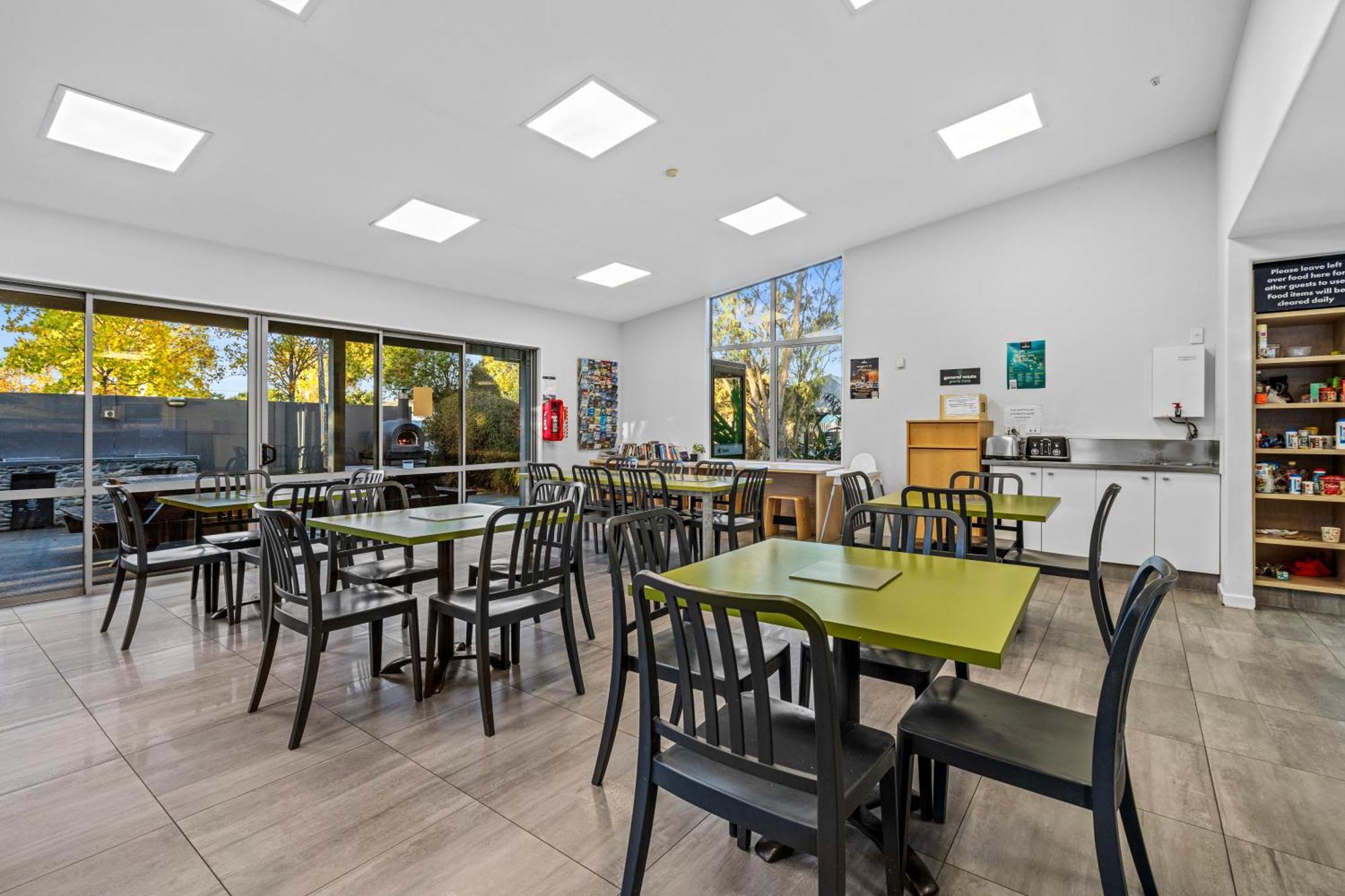 Tasman Holiday Parks - Christchurch Esterno foto The dining room at the hostel