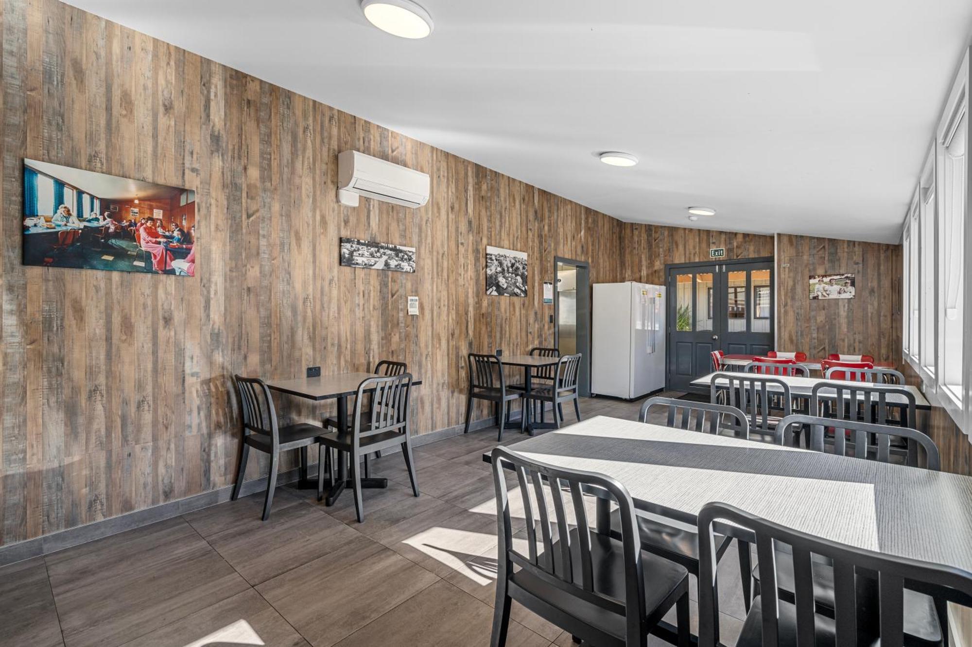 Tasman Holiday Parks - Christchurch Esterno foto The dining room at the hostel