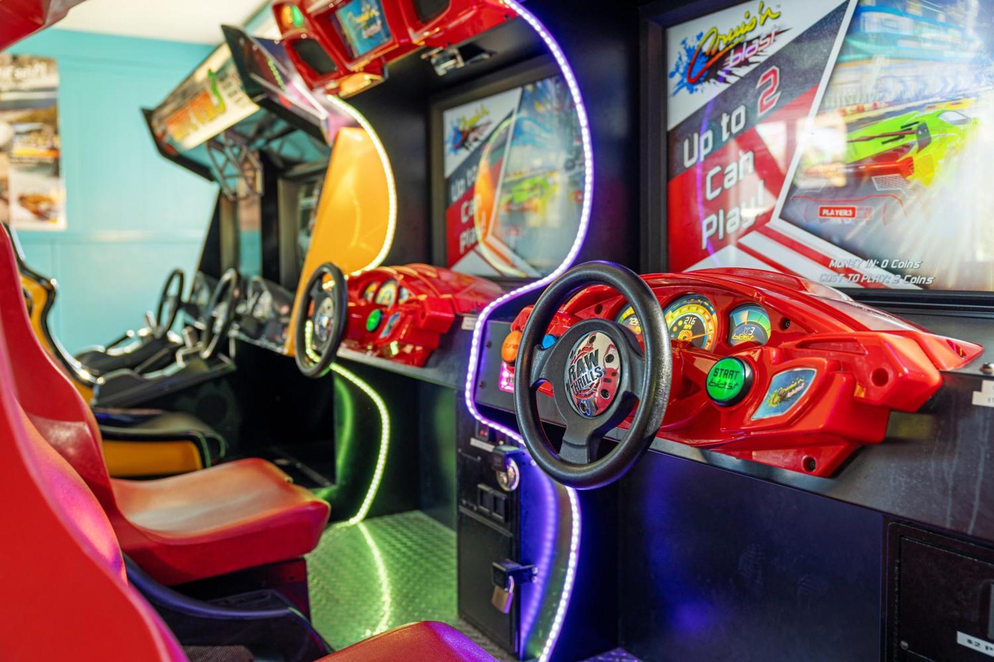 Tasman Holiday Parks - Christchurch Esterno foto A racing arcade game