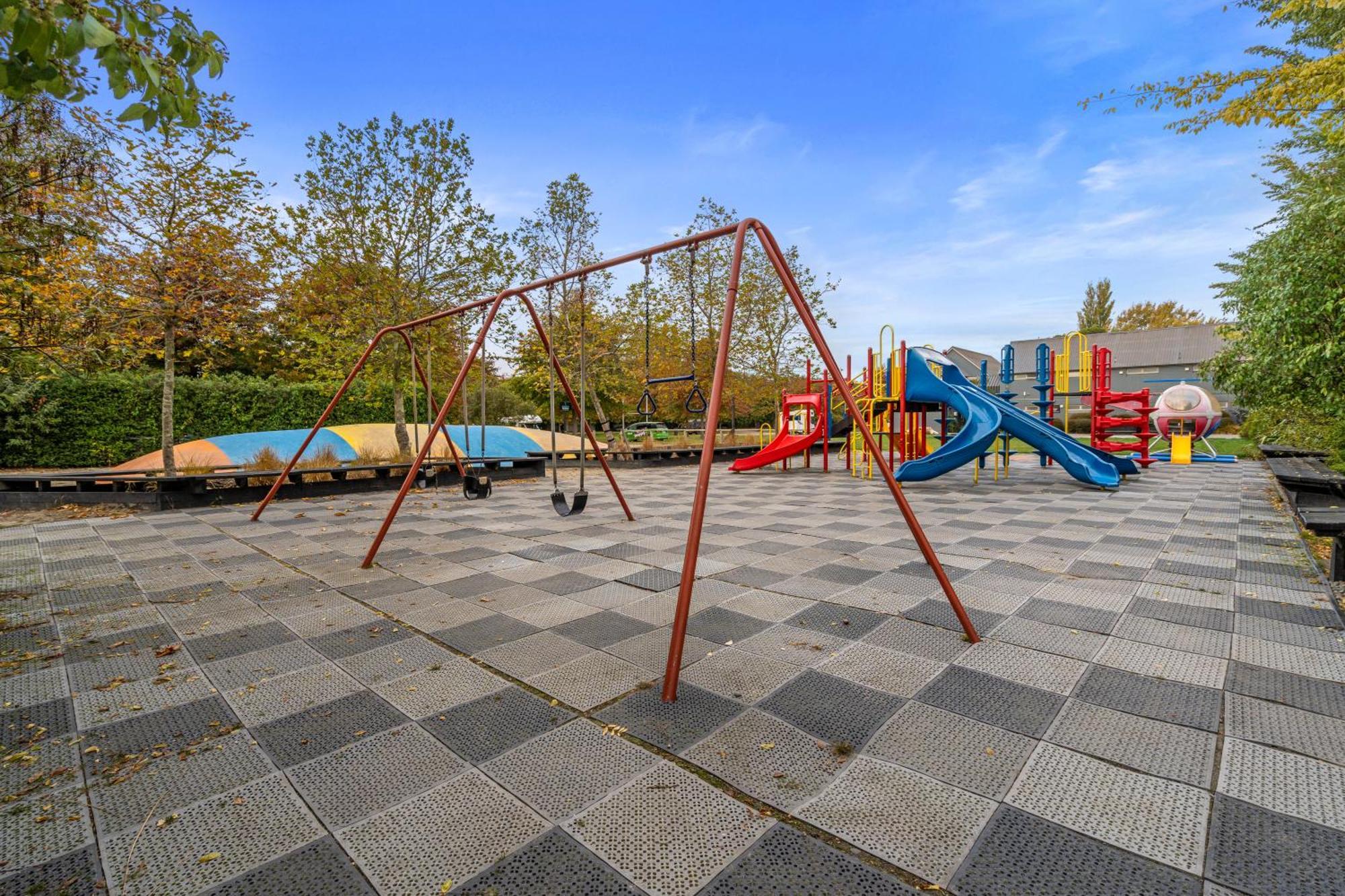 Tasman Holiday Parks - Christchurch Esterno foto Playground in the village
