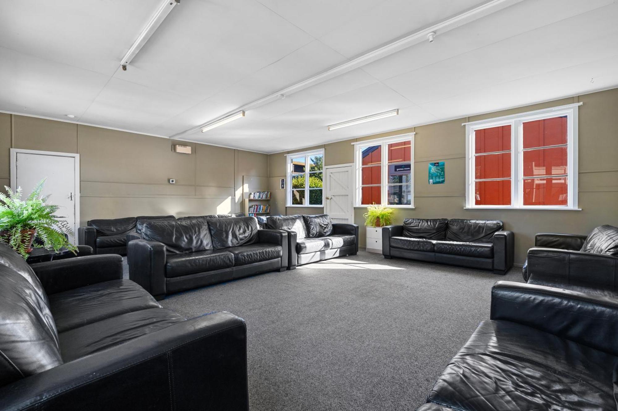 Tasman Holiday Parks - Christchurch Esterno foto The lounge at the station