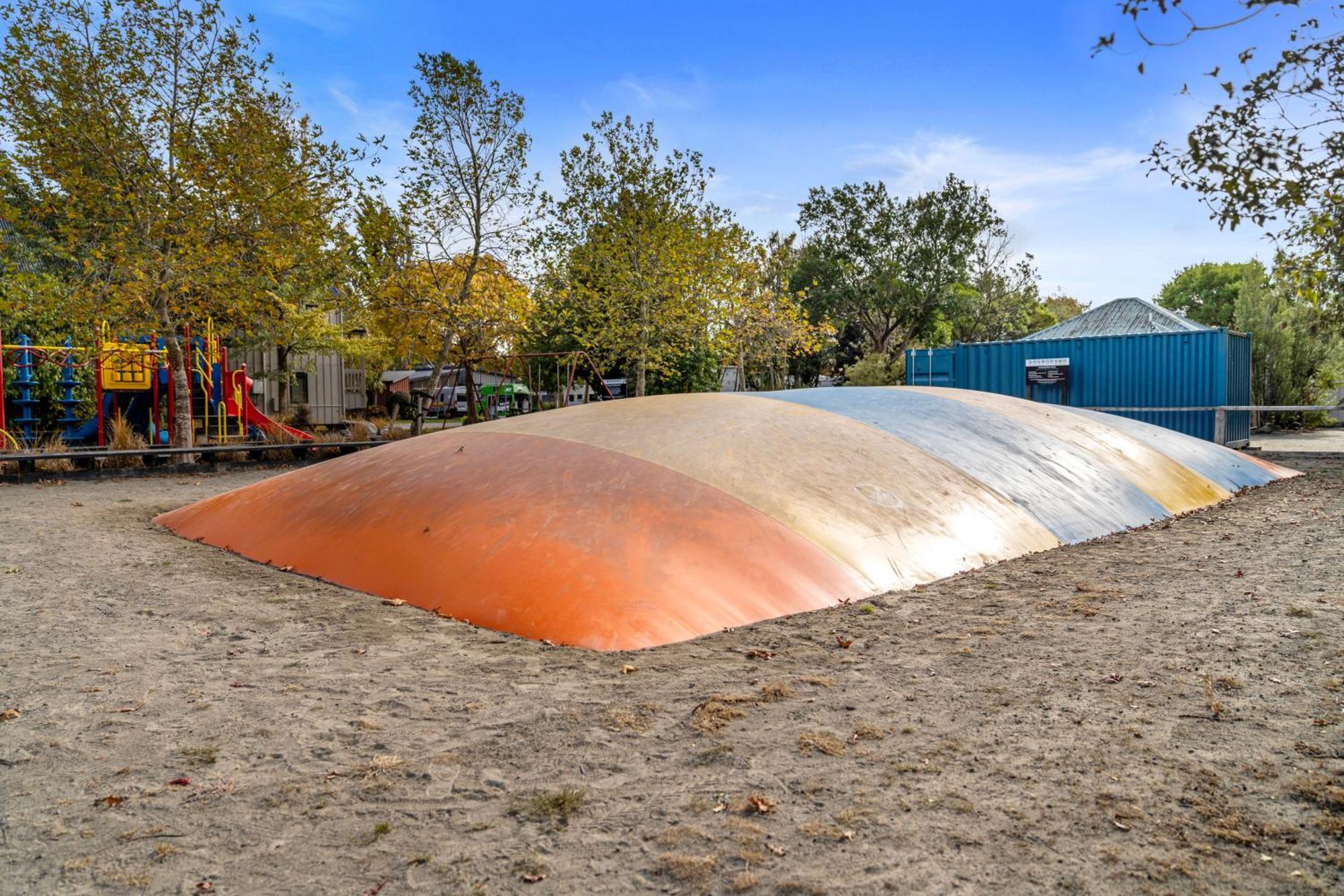 Tasman Holiday Parks - Christchurch Esterno foto The jumping pillow at the park