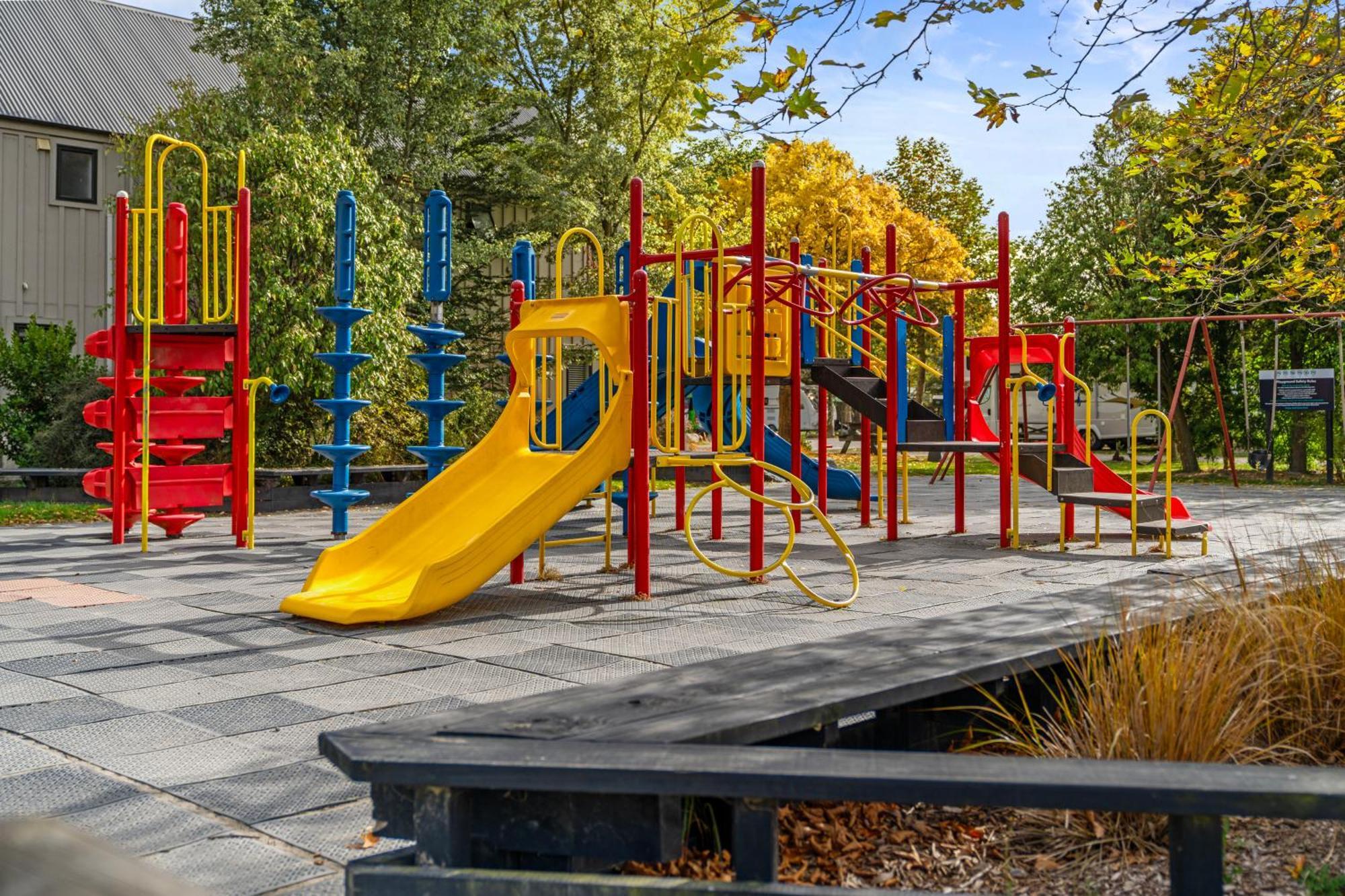 Tasman Holiday Parks - Christchurch Esterno foto Playground at the school