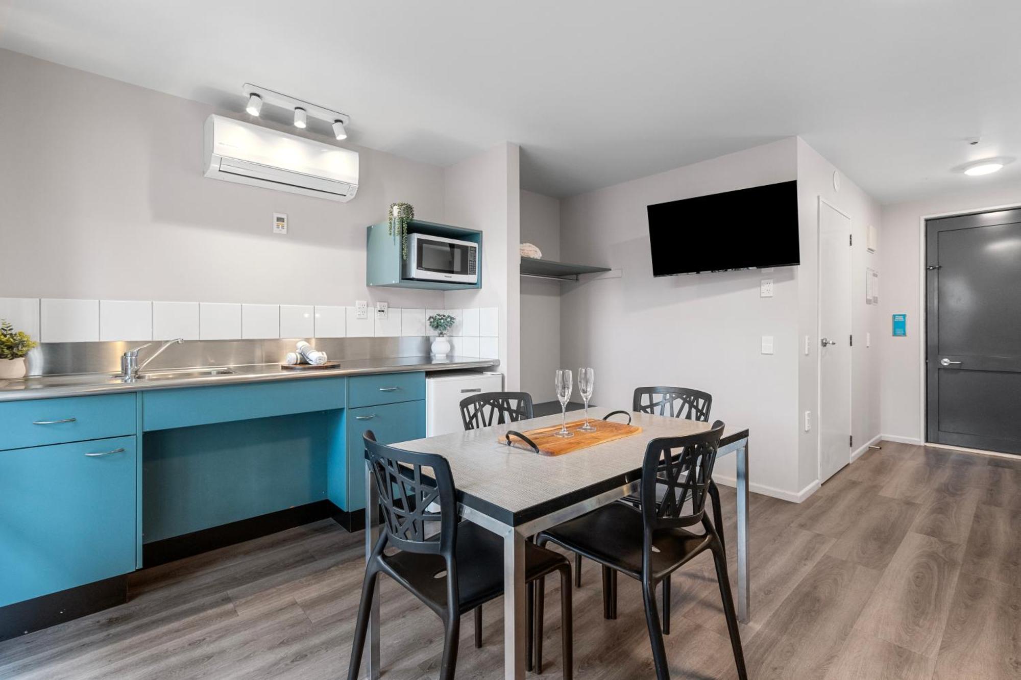 Tasman Holiday Parks - Christchurch Esterno foto The kitchen and dining area of a typical apartment