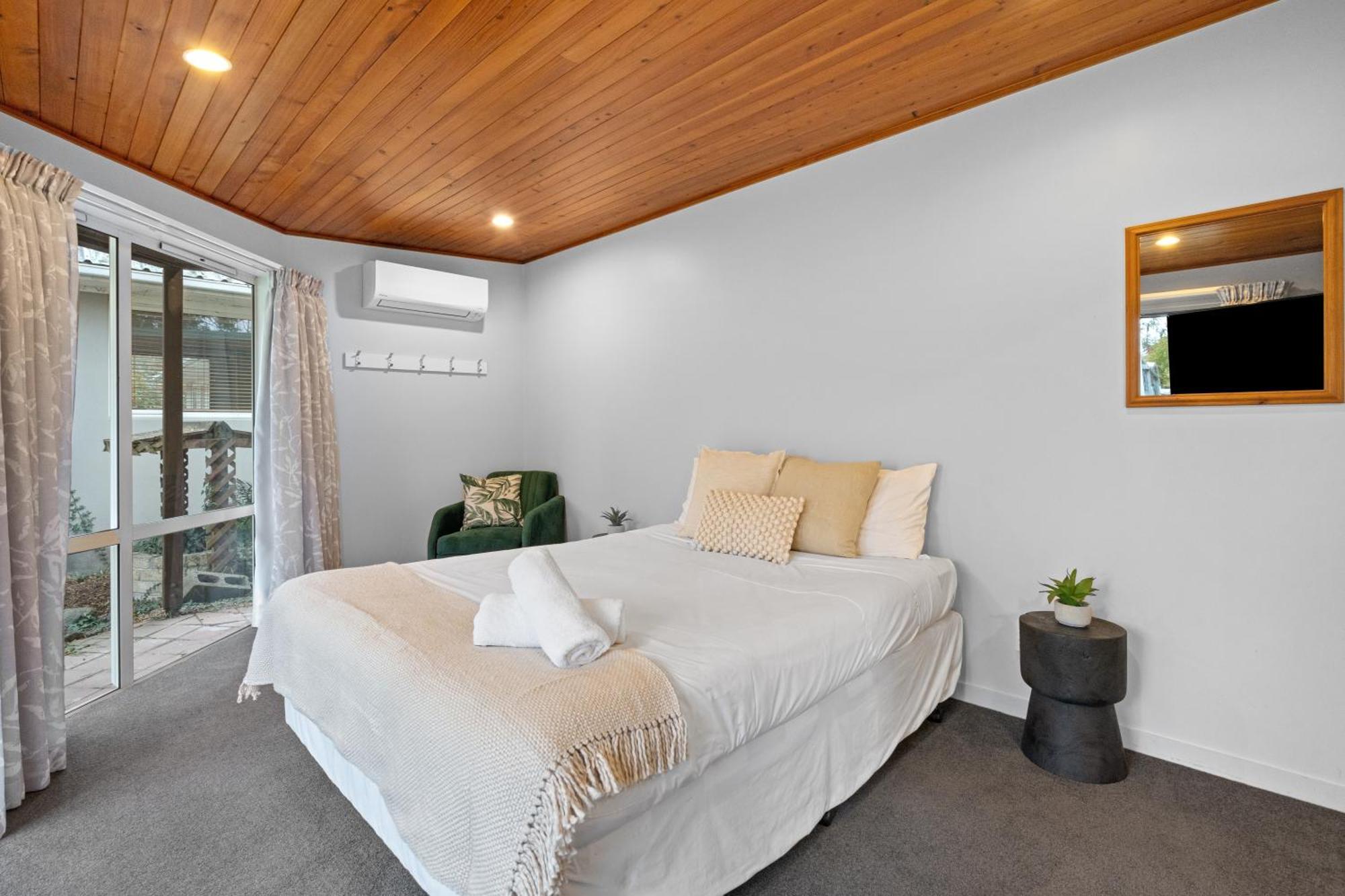 Tasman Holiday Parks - Christchurch Esterno foto A bedroom with a split-system air conditioner