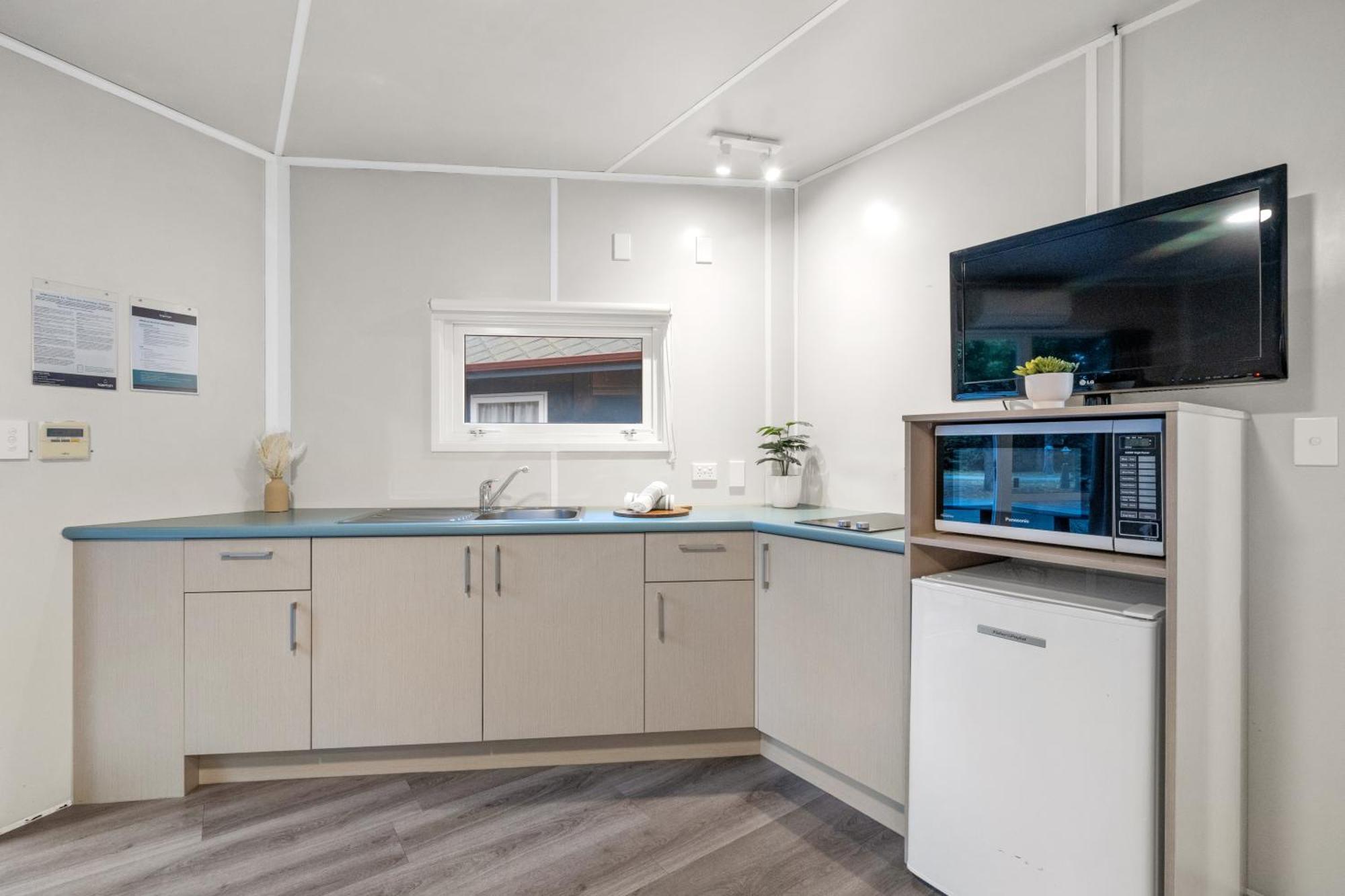 Tasman Holiday Parks - Christchurch Esterno foto The kitchen of a one-bedroom apartment at the hospital