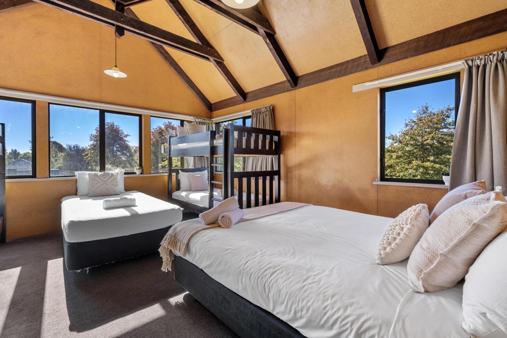 Tasman Holiday Parks - Christchurch Esterno foto The interior of a bedroom at the lodge