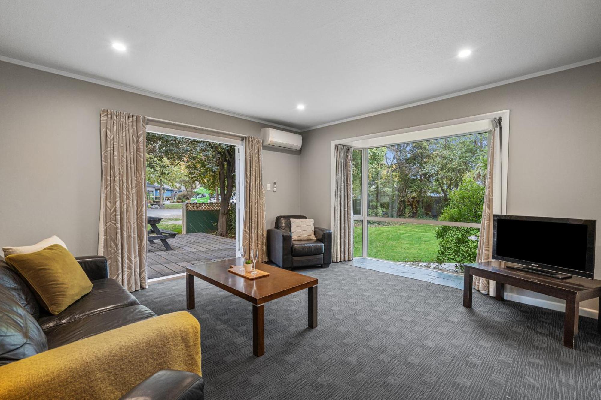 Tasman Holiday Parks - Christchurch Esterno foto Living room with sliding doors