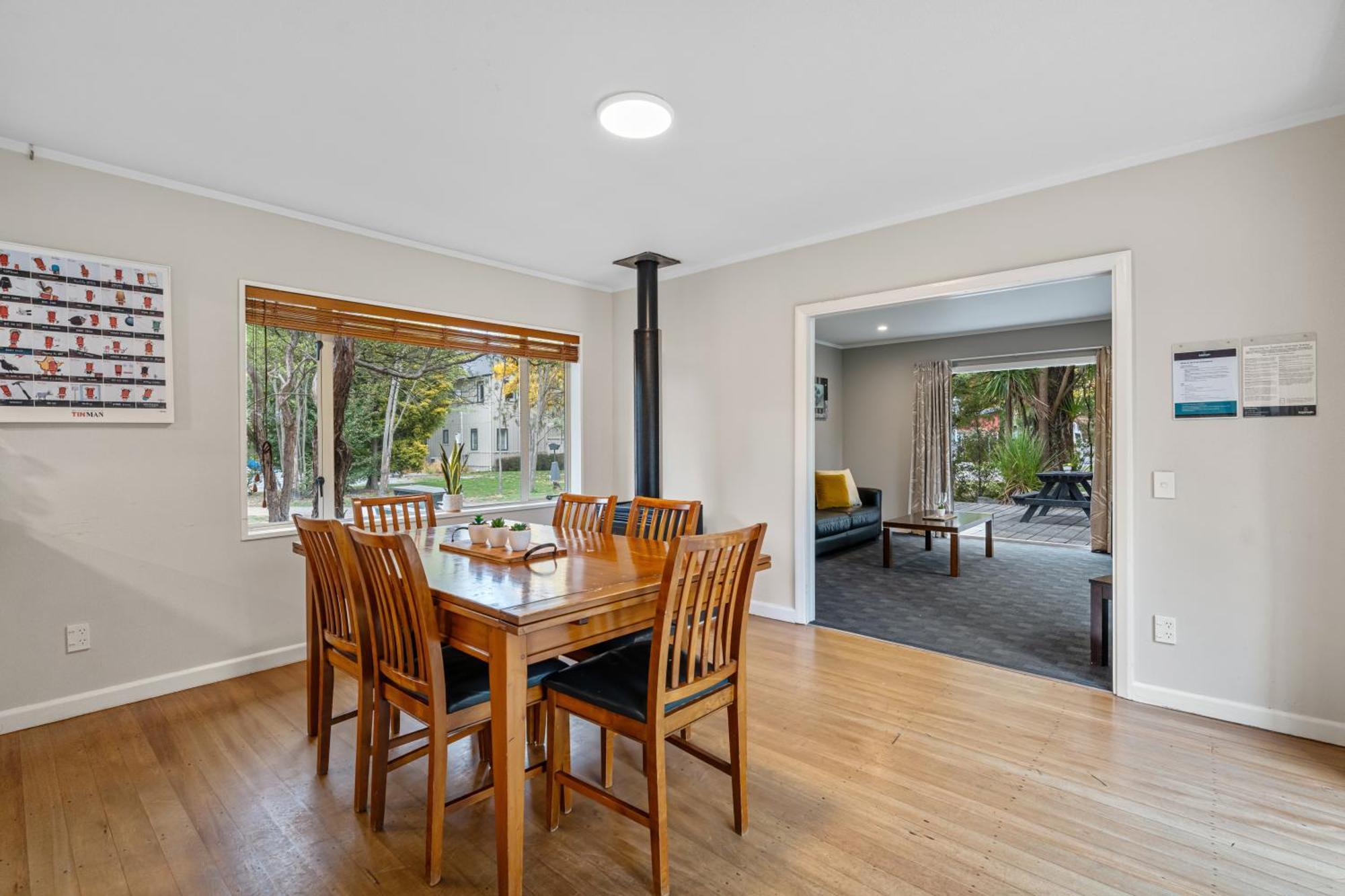 Tasman Holiday Parks - Christchurch Esterno foto A dining room in a house in New Zealand