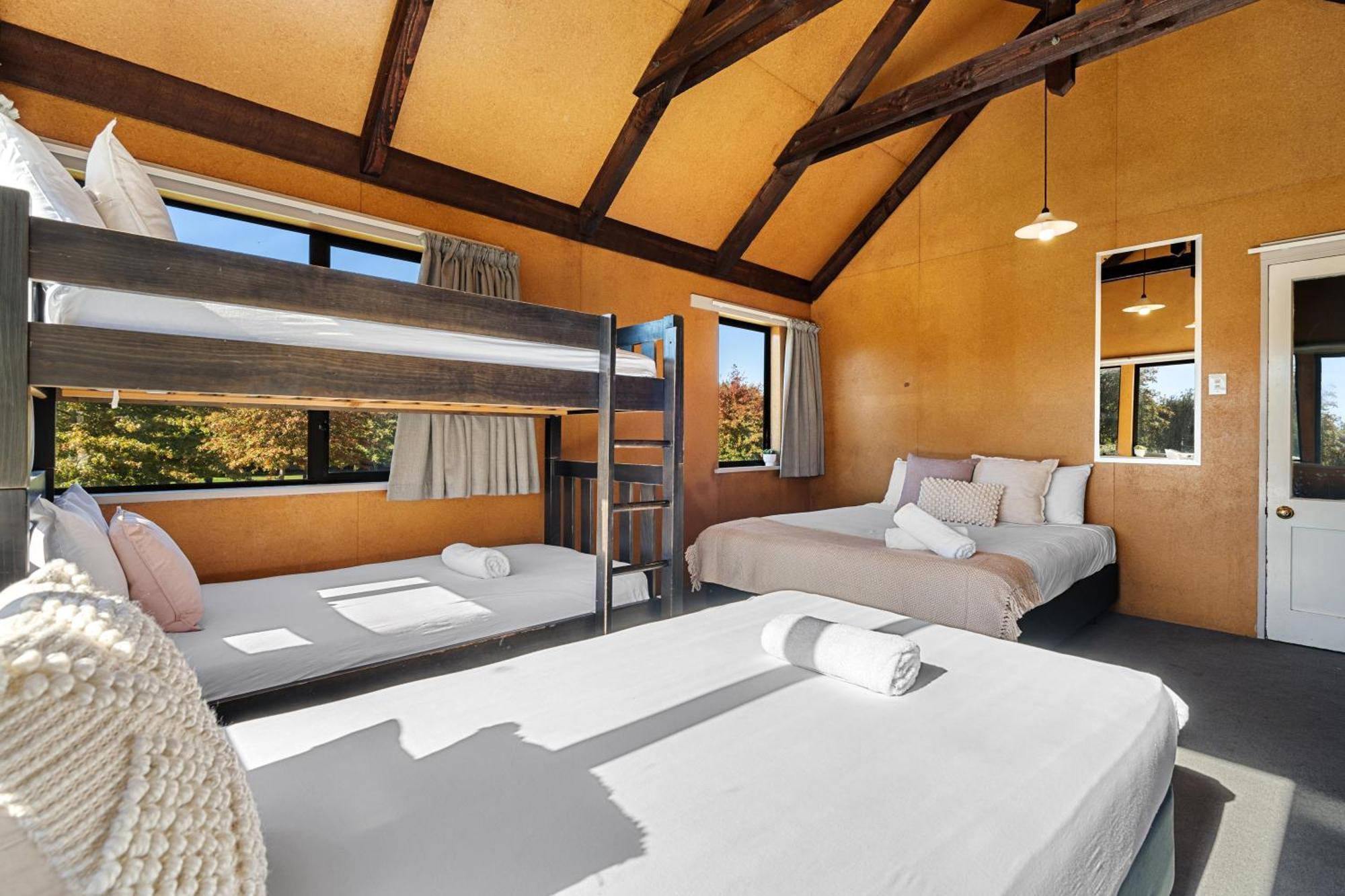 Tasman Holiday Parks - Christchurch Esterno foto A room at the lodge