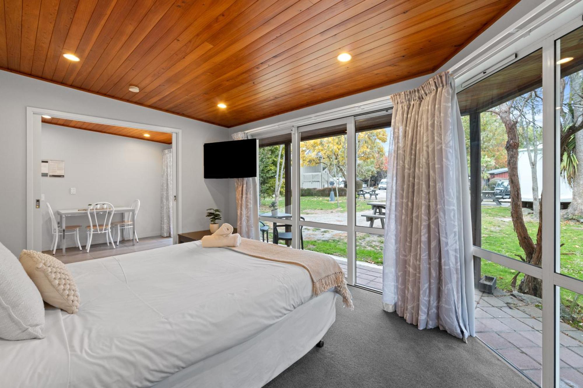Tasman Holiday Parks - Christchurch Esterno foto A bedroom at the hotel