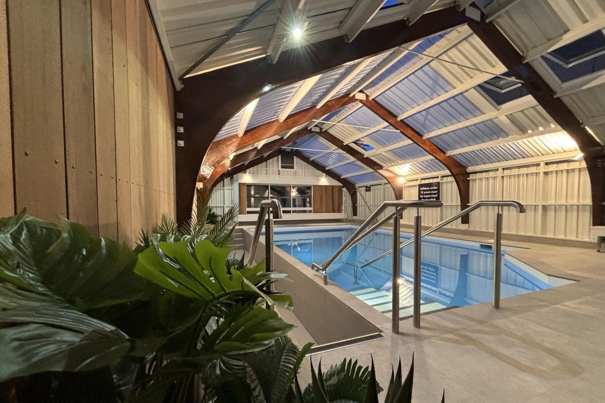Tasman Holiday Parks - Christchurch Esterno foto The swimming pool at the new school