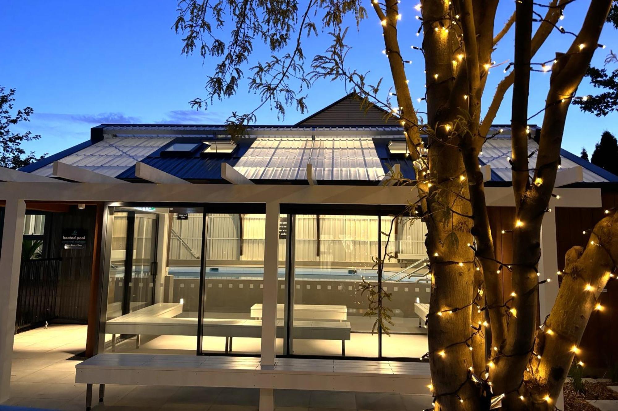 Tasman Holiday Parks - Christchurch Esterno foto The new extension at night