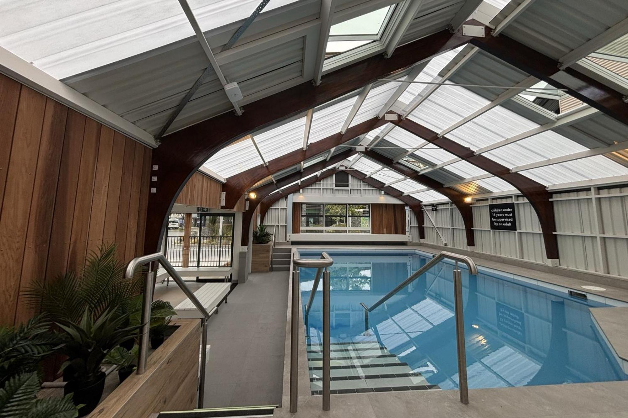 Tasman Holiday Parks - Christchurch Esterno foto The swimming pool at the National Sports Centre